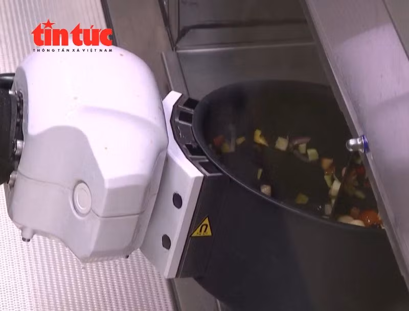 Bếp robot chế biến những bữa ăn nóng hổi 24/7 