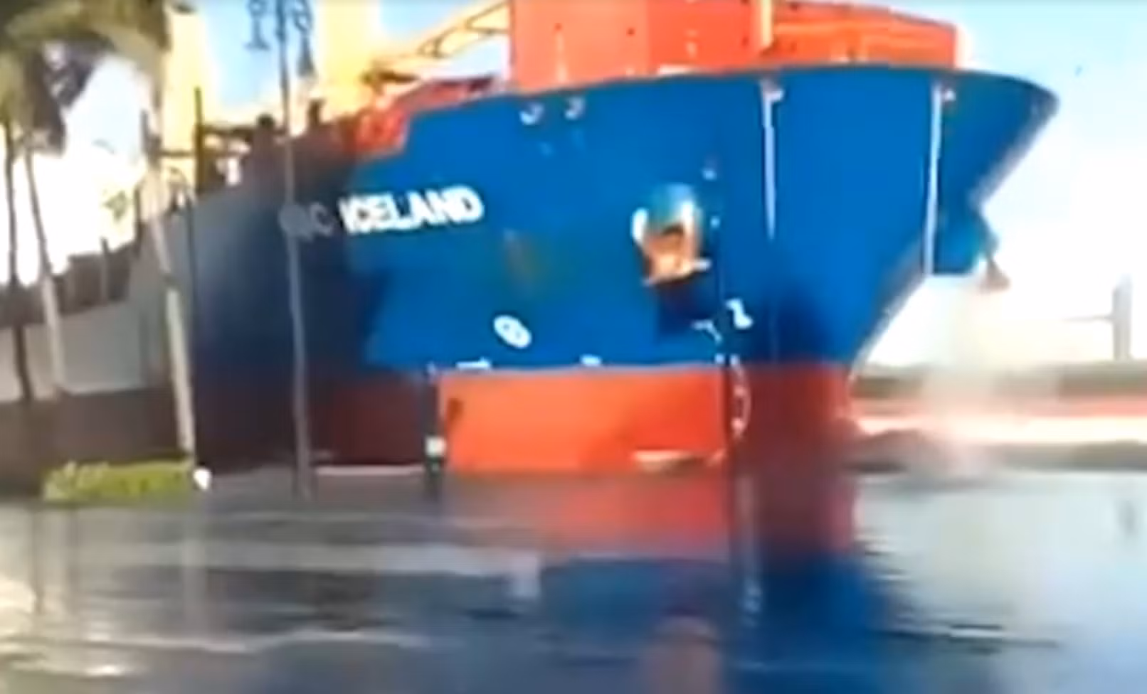 Gió mạnh 'lôi' tàu biển khổng lồ đâm sầm vào bờ tại Mexico