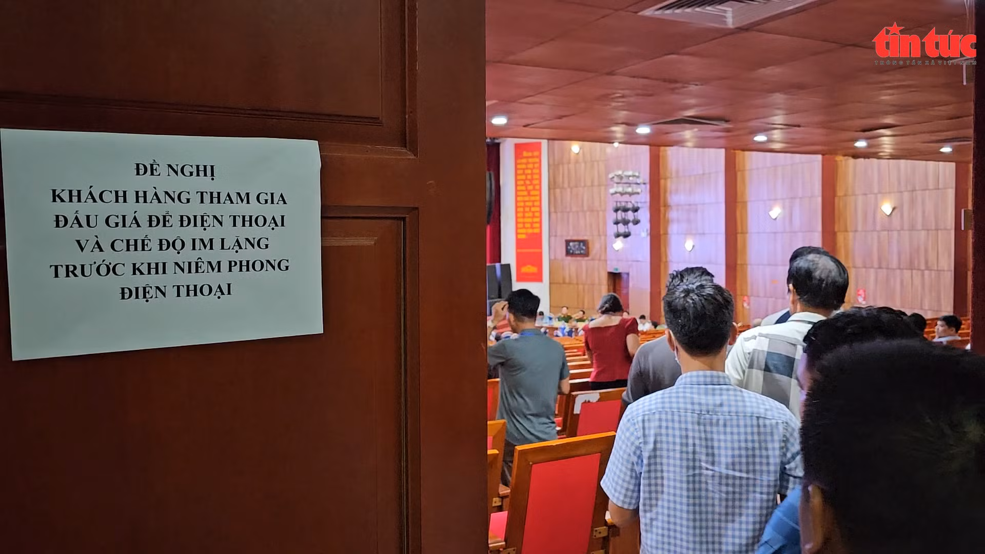 Hà Nội: Thức nguyên đêm chờ đấu giá, giá đất trúng cao hơn 18 lần giá khởi điểm 