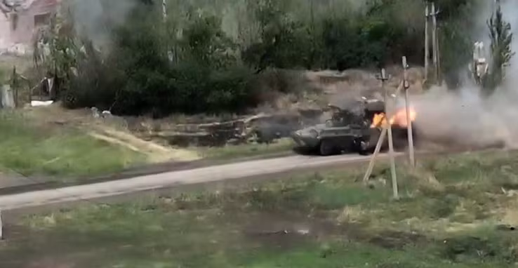 Video xe chiến đấu Bradley từ Mỹ giao chiến với xe bọc thép Nga trên chiến trường Ukraine