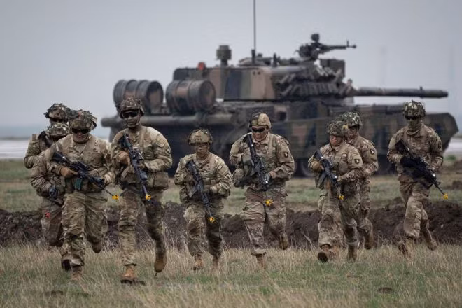 NATO tăng chi tiêu quốc phòng năm 2024 lên mức kỉ lục