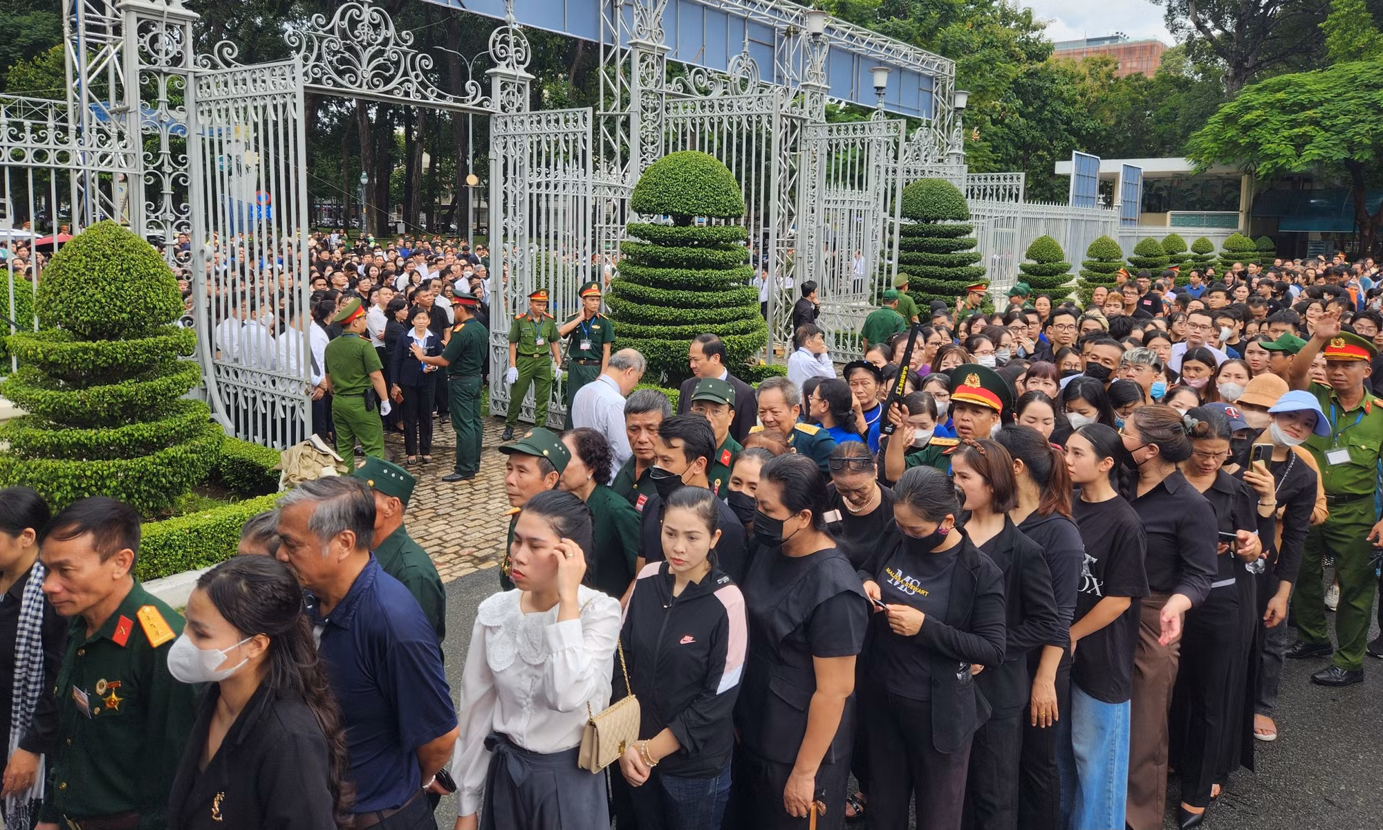 Dòng người xếp hàng dài chờ đến lượt viếng Tổng Bí thư Nguyễn Phú Trọng tại TP Hồ Chí Minh