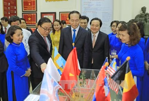 Chủ tịch nước Trần Đại Quang đánh trống khai giảng năm học mới tại Trường THCS Trưng Vương ảnh 7
