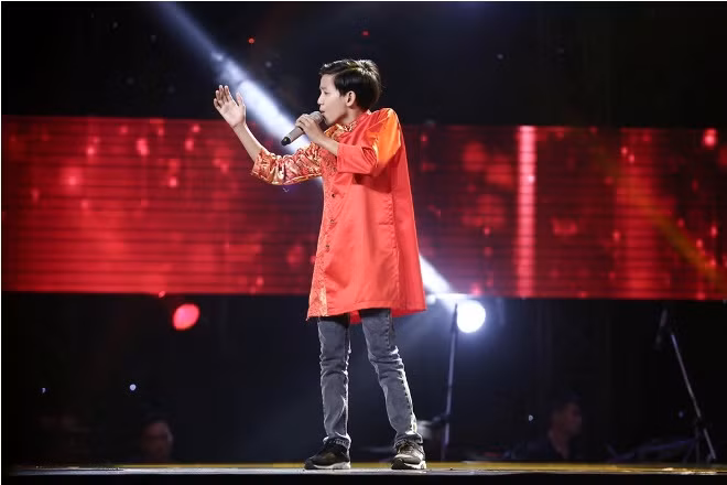 Tập 4 The Voice Kids 2017: Soobin Hoàng Sơn hạnh phúc ôm siết cậu bé hát 'Mái đình làng biển' ảnh 2