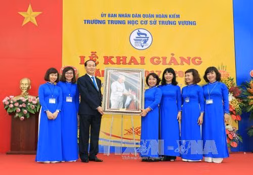 Chủ tịch nước Trần Đại Quang đánh trống khai giảng năm học mới tại Trường THCS Trưng Vương ảnh 5