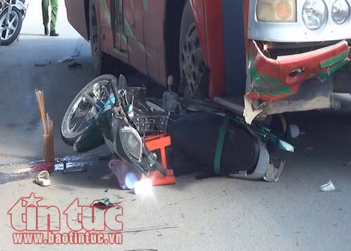 Xe khách cuốn xe máy vào gầm, hai người thương vong ảnh 1