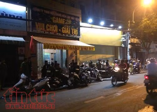 Gần 100 cảnh sát đột kích 'ổ' đánh bạc cực lớn ở Sài Gòn ảnh 1