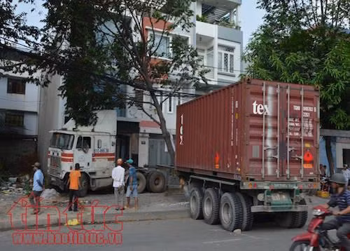 Xe container đâm vào nhà dân sau khi ‘cày nát' dải phân cách ảnh 1