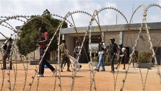 Gần 100 tù nhân trèo mái nhà, trốn trại tại Côte d'Ivoire ảnh 1