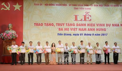 Truy tặng, trao tặng danh hiệu Bà mẹ Việt Nam anh hùng tại Quảng Trị và Tiền Giang ảnh 2