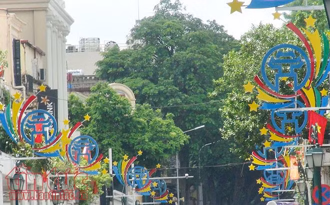 Hà Nội: Cờ Tổ quốc đỏ rực khắp phố phường mừng ngày Quốc Khánh ảnh 2