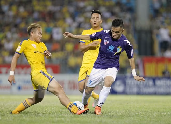 Nhuộm vàng khán đài Hàng Đẫy ảnh 1