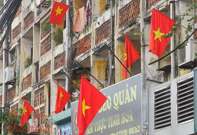 Hà Nội: Cờ Tổ quốc đỏ rực khắp phố phường mừng ngày Quốc Khánh ảnh 11