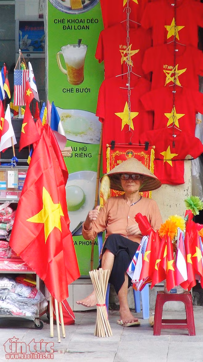 Hà Nội: Cờ Tổ quốc đỏ rực khắp phố phường mừng ngày Quốc Khánh ảnh 5
