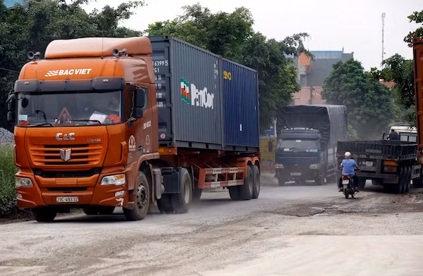 Xe tải ‘né’ trạm thu phí BOT Quốc lộ 5, đường 380 bị 'băm nát' ảnh 6