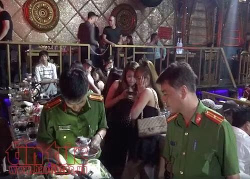 Đột kích quán bar lúc rạng sáng, phát hiện nhiều tay chơi nghi 'cắn' ma túy ảnh 1