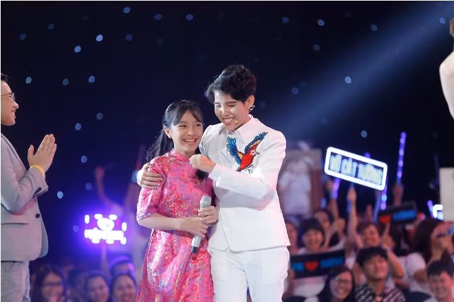Tập 4 The Voice Kids 2017: Bùi Mộng Thơm ngọt lịm với 'Còn thương rau đắng mọc sau hè' ảnh 4