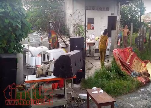 Nhiều người ôm đồ tháo chạy ra khỏi nhà vì đám cháy sát khu dân cư ảnh 2