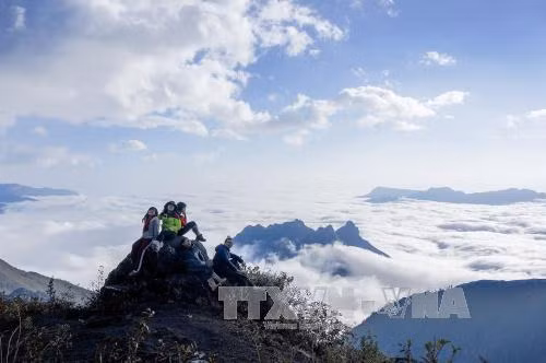 Vượt vách đá dựng đứng ở Bát Xát, khám phá 'đại dương' mây ảnh 4
