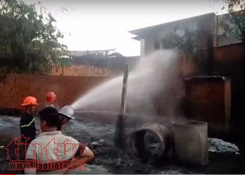Nhiều người ôm đồ tháo chạy ra khỏi nhà vì đám cháy sát khu dân cư ảnh 3