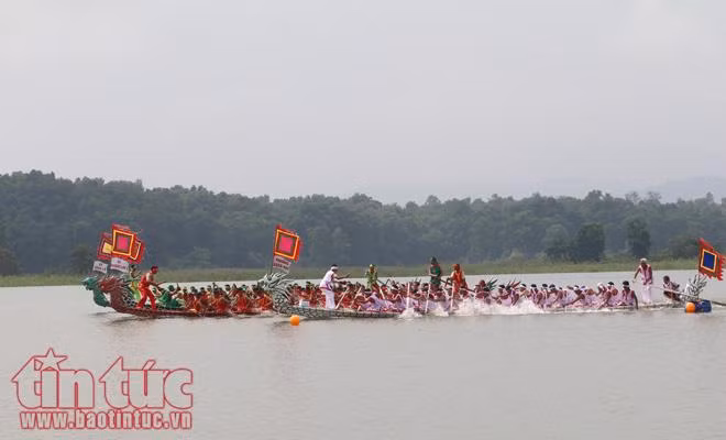 Tái hiện lễ hội bơi chải truyền thống ảnh 4