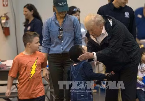 Tổng thống Mỹ thăm thành phố Houston lần thứ 2 sau bão Harvey ảnh 2