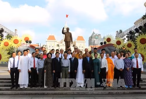 Lãnh đạo TP Hồ Chí minh dâng hương tưởng niệm Chủ tịch Hồ Chí Minh ảnh 3