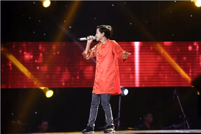 Tập 4 The Voice Kids 2017: Soobin Hoàng Sơn hạnh phúc ôm siết cậu bé hát 'Mái đình làng biển' ảnh 1