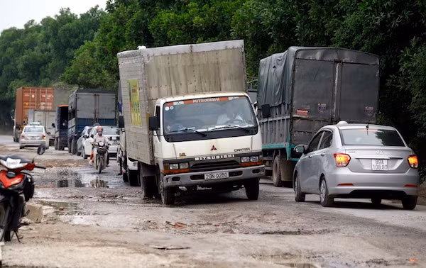 Xe tải ‘né’ trạm thu phí BOT Quốc lộ 5, đường 380 bị 'băm nát' ảnh 5
