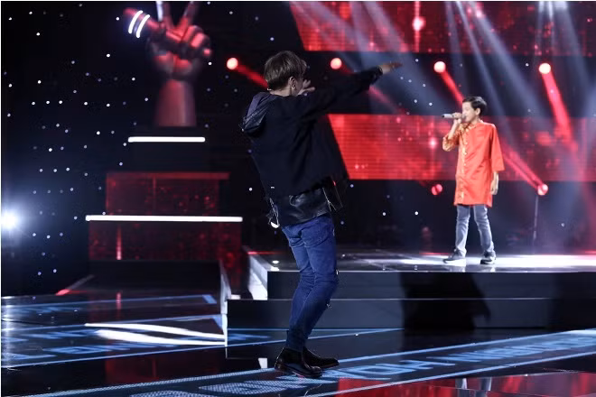 Tập 4 The Voice Kids 2017: Soobin Hoàng Sơn hạnh phúc ôm siết cậu bé hát 'Mái đình làng biển' ảnh 7