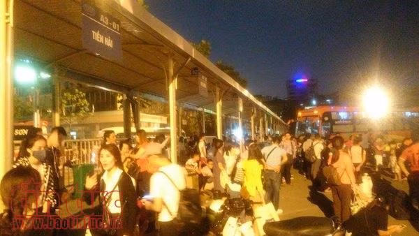 Các cửa ngõ ra vào Thủ đô chiều ngày 1/9 ùn tắc nghiêm trọng ảnh 8