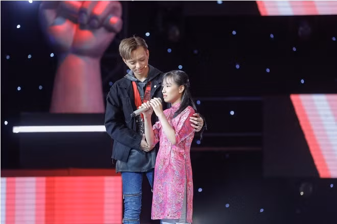Tập 4 The Voice Kids 2017: Bùi Mộng Thơm ngọt lịm với 'Còn thương rau đắng mọc sau hè' ảnh 3