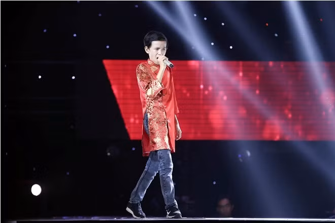 Tập 4 The Voice Kids 2017: Soobin Hoàng Sơn hạnh phúc ôm siết cậu bé hát 'Mái đình làng biển' ảnh 4