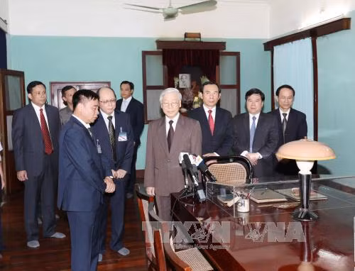 Tổng Bí thư Nguyễn Phú Trọng dâng hương tưởng niệm Bác Hồ ảnh 2