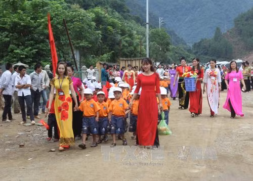 Học sinh vùng lũ Mường La phấn khởi đón ngày khai giảng sớm ảnh 2