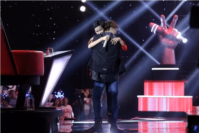 Tập 4 The Voice Kids 2017: Soobin Hoàng Sơn hạnh phúc ôm siết cậu bé hát 'Mái đình làng biển' ảnh 9