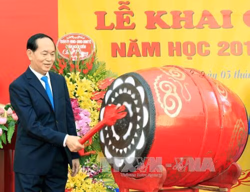 Chủ tịch nước Trần Đại Quang đánh trống khai giảng năm học mới tại Trường THCS Trưng Vương ảnh 4