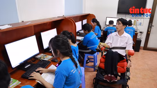 'Thầy giáo xe lăn' gieo chữ cho trẻ em nghèo