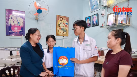 Đồng hành với trẻ em mồ côi cha mẹ do dịch COVID-19