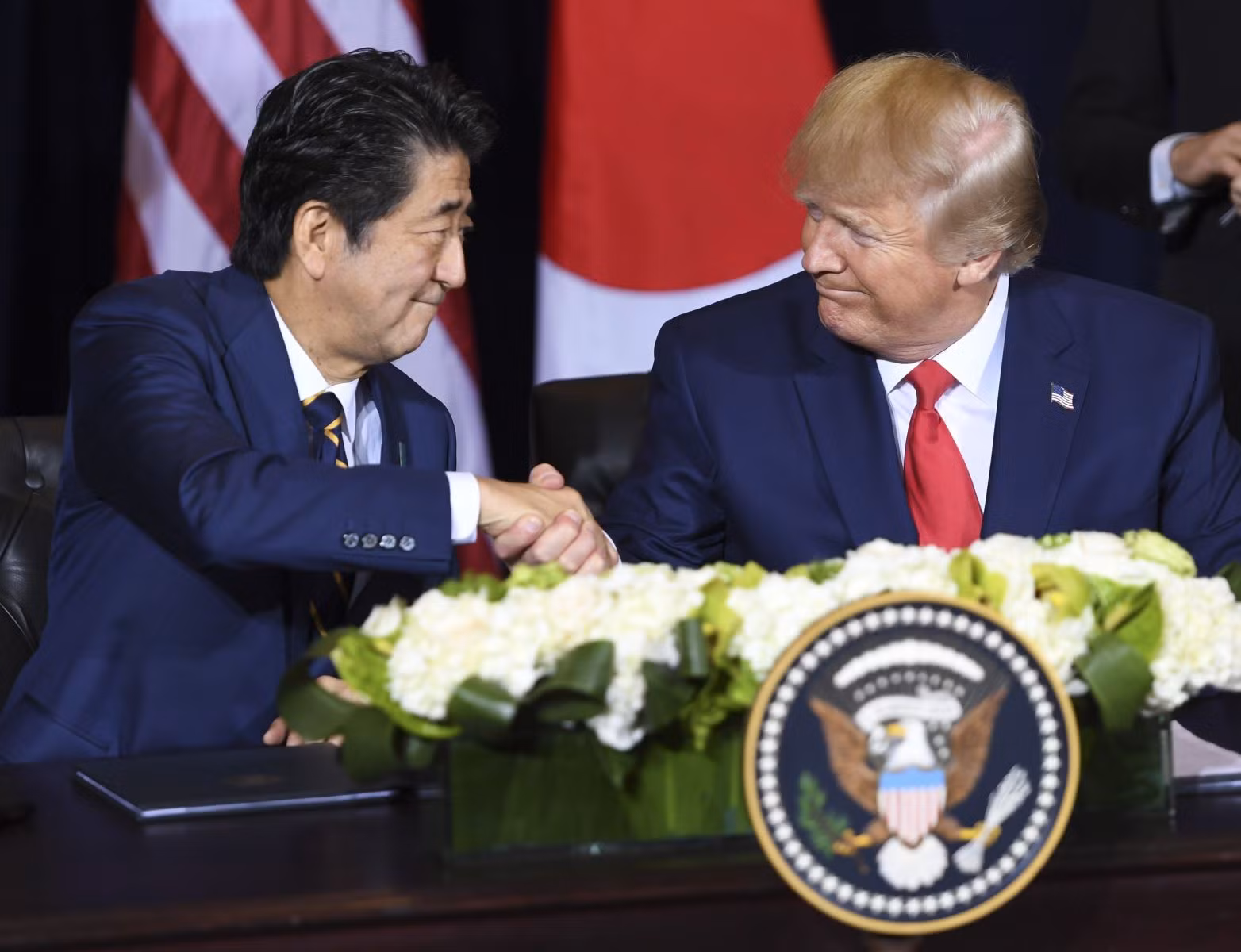 Thủ tướng Nhật Bản Shinzo Abe và Tổng thống Mỹ Donald Trump (phải) tại cuộc gặp ở New York, Mỹ, ngày 25/9/2019. Ảnh: AFP/TTXVN
