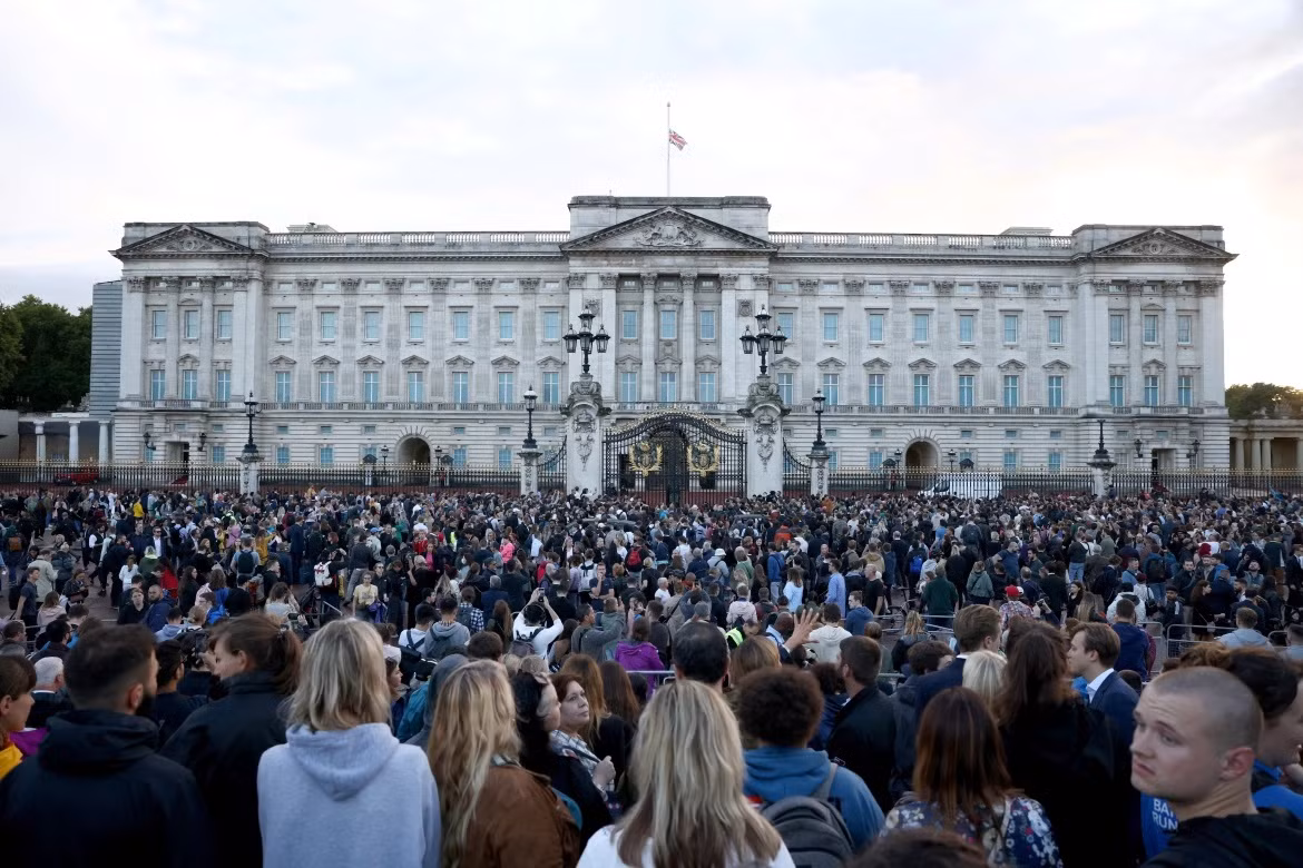 Người dân tập trung bên ngoài Cung điện Buckingham ở London và đặt hoa tưởng niệm. Ảnh: Reuters