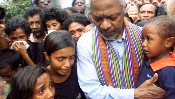 Ông Annan gặp thân nhân các nạn nhân thiệt mạng do bạo lực ở Đông Timor năm 2000. Ảnh: Reuters