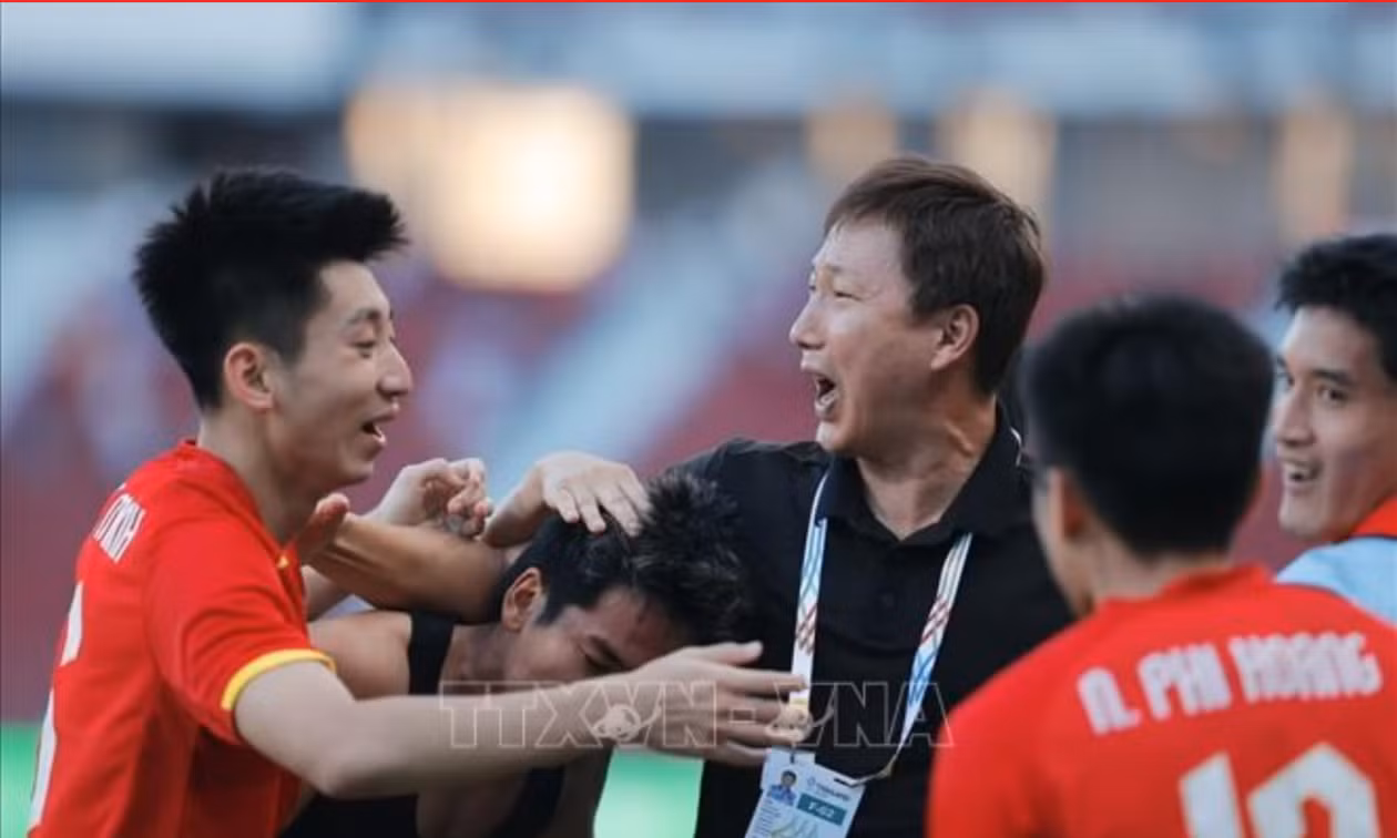 Tuyển Việt Nam - Tuyển Thái Lan: ‘Ma thuật’ của HLV Kim Sang-sik