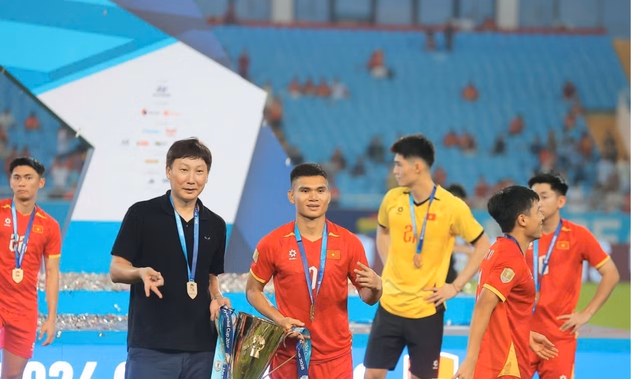 Những ‘nước cờ’ của HLV Kim Sang-sik tại sân chơi FIFA
