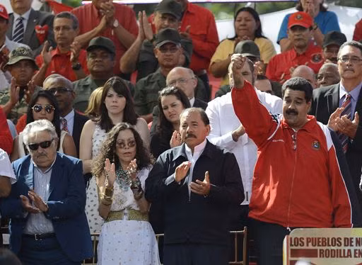 Biển người mít tinh ủng hộ ông Chavez ảnh 5