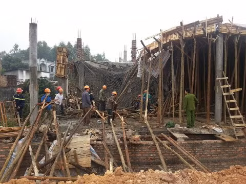 Sập trần khi đổ bê tông, 8 người nhập viện ảnh 2