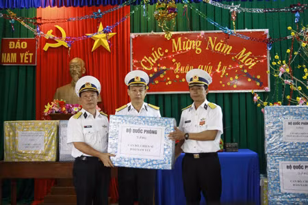 'Chở' mùa xuân ra Trường Sa ảnh 1