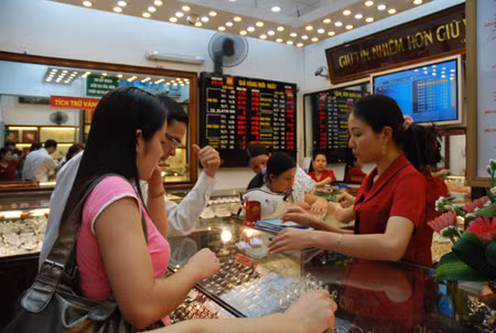 Khoảng cách giá vàng trong nước và thế giới đang dần thu hẹp ảnh 1