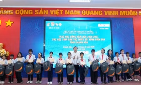 Trao 130 suất học bổng cho học sinh vùng biển, đảo