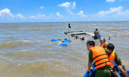 Phối hợp hỗ trợ trục vớt tàu cá bị chìm
